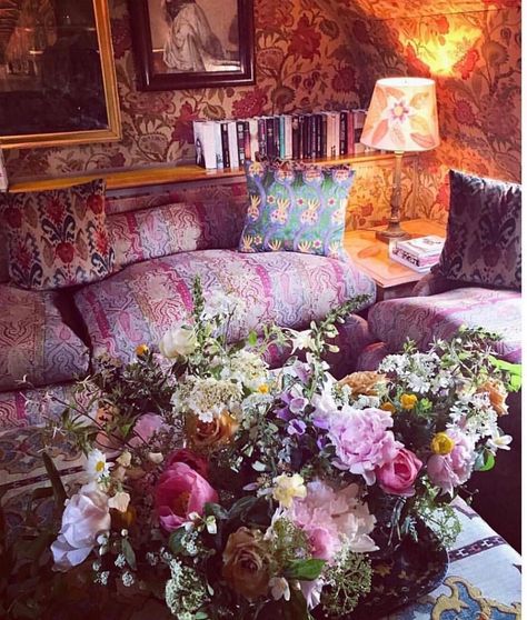 Serena Crawford on Instagram: “A room at Hertford Street decorated by @rifat_ozbek Regram @natalietredgett .. those flowers !” Serena Crawford, Rifat Ozbek, Boho Beauty, London House, English House, Take Me Home, Room Colors, Sectional Couch, Kids Room