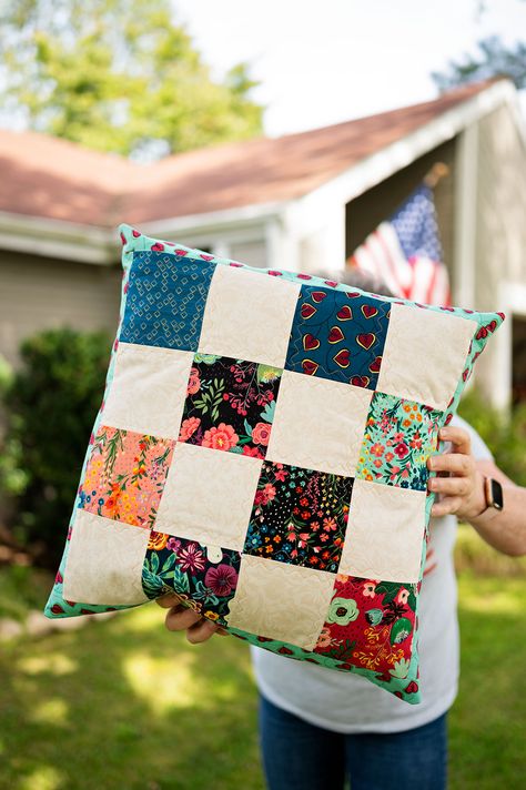 Patchwork Cushion Covers Ideas Patterns, Velvet Cushions Diy, Patchwork Cushion Pattern, Quilted Cushion Covers Ideas, Quilt Pillow Pattern Simple, Easy Quilted Pillow Patterns, Throw Pillows To Sew, Quilted Pillow Covers Free Pattern Tutorials, Easy Quilt Pillow Patterns