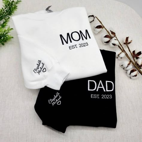 Mom And Dad Sweatshirts, Gender Reveal Outfit For Mom And Dad, Dad To Be Gift Ideas, Mom And Dad Shirts, New Parents Gift, Dad To Be, Projets Cricut, Cute Shirt Designs, Kids Names