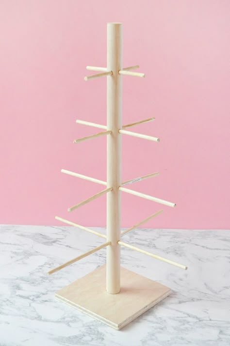 Display festive donuts on this DIY stand made of wooden dowels! Donuts Display, Donut Tree, Diy Stand, Diy Donut, Donut Display, Organizing Jewelry, Craft Fair Booth Display, Donut Stand, Craft Market Display