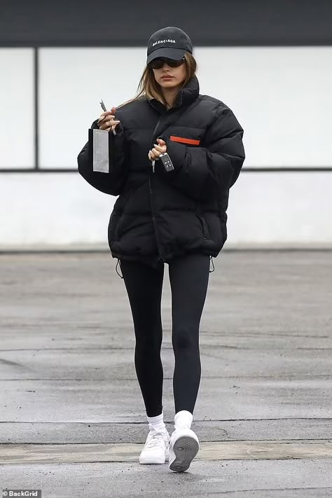 Hailey Bieber looks bold in black and wears Balenciaga baseball cap for pilates session  | Daily Mail Online Vintage Cap Outfit, Cap Winter Outfit, Baseball Style Outfits, Hayley Baldwin, Balenciaga Cap, Outfits Leggins, Gym Ootd, Hailey Style, Baseball Cap Outfit