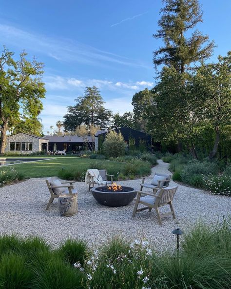 Amber Lewis (@amberinteriors) posted on Instagram: “@shoppeamberinteriors outdoor shoot in my backyard making everything look REEAAALLLL pretty! // landscape @gslastudio my house designed by…” • Apr 16, 2021 at 1:27am UTC Barbacoa Jardin, Gravel Patio, Amber Lewis, Gravel Garden, Fire Pit Area, Outdoor Shoot, Backyard Inspo, Home Landscaping, Outdoor Inspirations