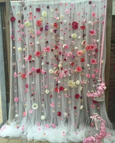 Pretty Backdrop Ideas, Tulle And Flower Backdrop, Backdrop Ideas Bridal Shower Diy Photo, Bridal Shower Curtain Backdrop, Floral Decorations Party Photo Backdrops, Garden Wedding Photo Backdrop, Tea Party Bridal Shower Photo Backdrop, Simple Bridal Party Decor, Curtain Backdrop With Flowers