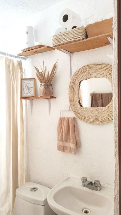 Bathroom Boho Chic, Bad Boho Style, Boho Toilet Room, Beige Bathroom Ideas Decor, Boho Chic Bathroom Ideas, Cozinha Boho Chic, Bathroom Floating Shelves Above Toilet, Bathroom Boho Decor Ideas, Casa Estilo Boho Chic