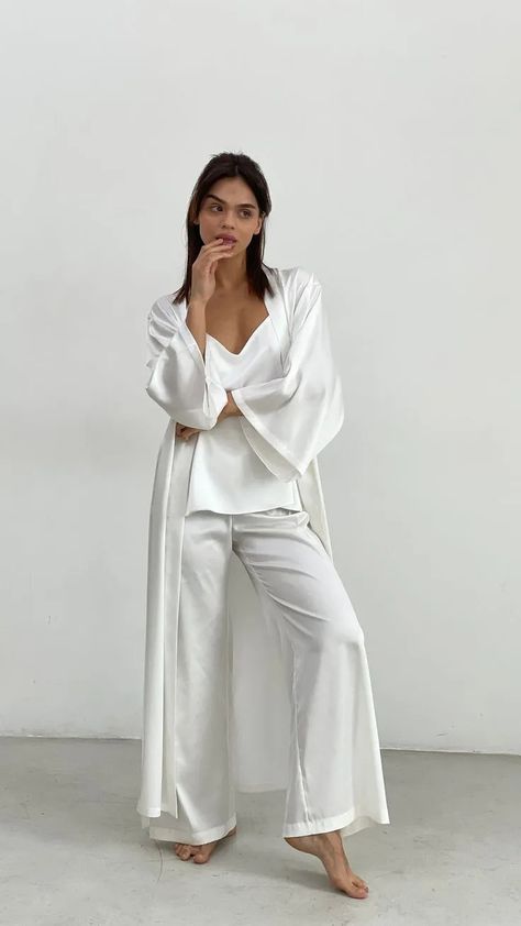 How to Elevate Your Sleepwear Wardrobe - Theunstitchd Women's Fashion Blog Pijama Satin, Silk Pajamas Set, Bride Pajama, Pajamas Aesthetic, Pijamas Women, Robe Silk, Bridal Pajamas, White Pajamas, Womens Pajama