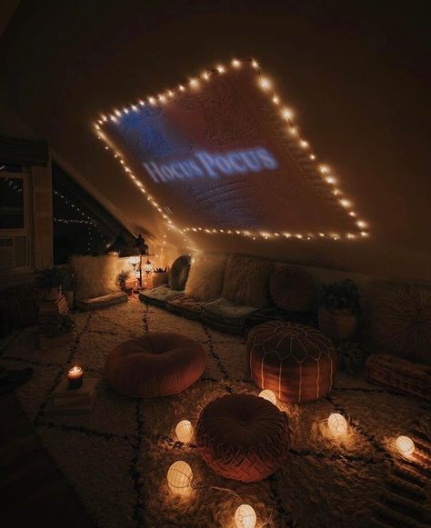 Attic Hangout, Hangout Room Ideas, Small Attic Room, Attic Room Ideas, Cozy Attic, Hangout Ideas, Urban Outfitters Home, Hangout Room, Attic Loft