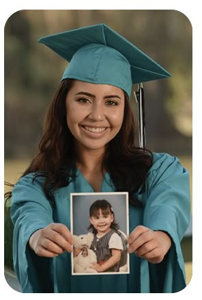 Senior Picture Holding Kindergarten Picture, Photo For Graduation, Idea Graduation Photo, Senior 2024 Picture Ideas, Graduations Ideas Photo, Senior Ring Pictures, Cute Grad Photo Ideas, Graduation Pictures Elementary School, 2023 Graduation Picture Ideas