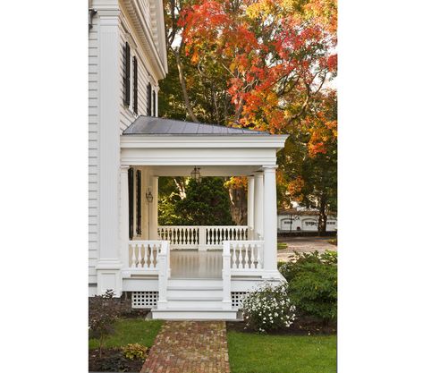 Mine Hill Fairfield, CT | Peter Zimmerman Architects Traditional Porch, Side Porch, Casa Vintage, Casa Exterior, Home Porch, House With Porch, Porch Design, Style At Home, Porch Patio