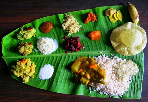 Eating on banana leafs in Kerala - the best way to eat thali. Even better to eat it with your hands. I actually do have a problem eating with a fork and a knife so I love everytime I come to a place where they eat with their hands. Onam Sadhya, Gujarati Snacks, Onam Celebration, Onam Festival, Happy Onam, Kerala Food, Food Illustration Art, South Indian Food, Special Recipes