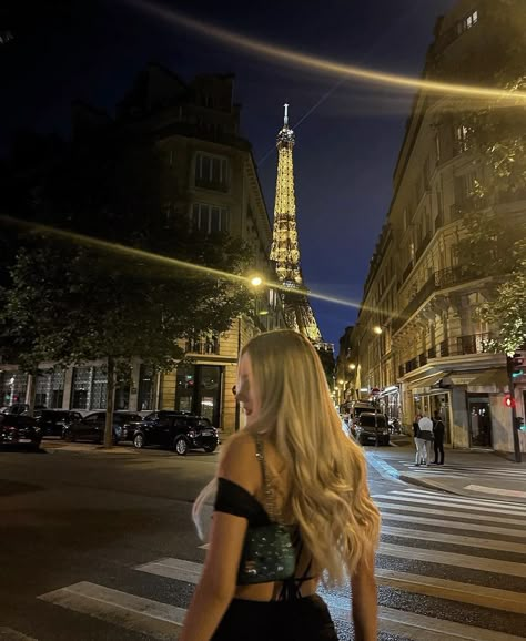 girl paris night aesthetic Insta Photo Ideas Paris, Paris Selfie Ideas, Paris Ig Pics, France Instagram Pictures, Paris Inspo Pictures, Paris Pictures Instagram, Paris Poses Photo Ideas, Paris Picture Ideas, Paris Trip Outfits