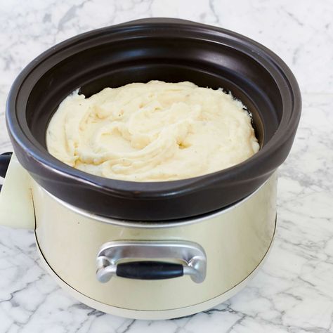 How To Keep Mashed Potatoes Warm With A Slow Cooker Thanksgiving Menus, Cooking Mashed Potatoes, Thanksgiving Hosting, Mashed Potatoes Thanksgiving, Hosting Hacks, Crockpot Mashed Potatoes, Food Safety Tips, Thanksgiving Foods, Crock Pot Potatoes