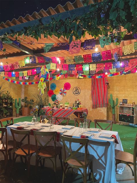 Mexican inspiration, mexican food, mexican party Mixed Drinks Party, Male Mexican Theme Party, Mexican Carnival Theme, Simple Mexican Party Decorations, Boho Mexican Party Decor, Indoor Mexican Theme Party, Salsa Party Theme, Latina Birthday Party Ideas, Grad Party Mexican Theme