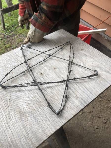 How to Make a Barbed Wire Star - Farmhouse Decor Chicken Wire Decor, Barbwire Crafts, Barb Wire Crafts Garden Art, Barbed Wire Crafts, Barbed Wire Crafts Rustic, Barbed Wire Christmas, Barb Wire Art, Barbed Wire Star, Barbed Wire Ball