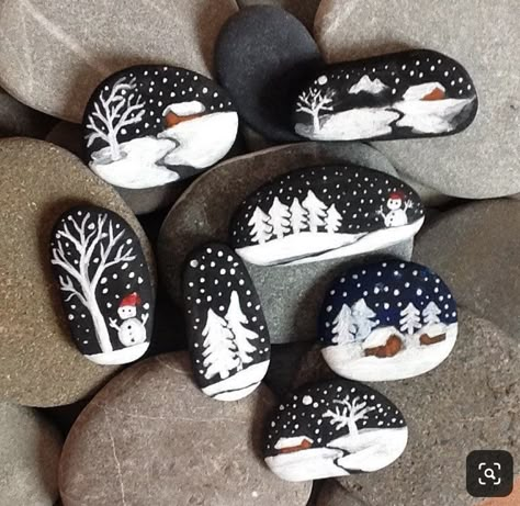 Fun Christmas Crafts For Kids, Christmas Pebble Art, Christmas Rocks, Rock Painting Tutorial, Christmas Crafts For Kids To Make, Stone Art Painting, Christmas Rock, Painted Rocks Craft, Fun Christmas Crafts