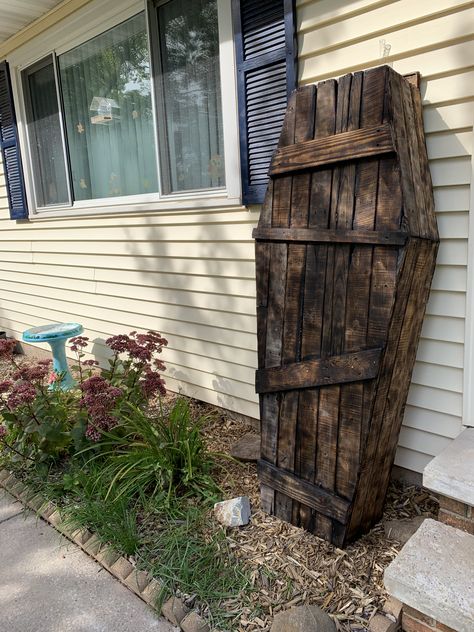 Halloween Coffin Decoration, Coffin Decor, Pallet Halloween, Pallet Pumpkin, Halloween Coffin, Magical Home, Wood Pallet Wall, Fantasy Decor, Fairy Decor