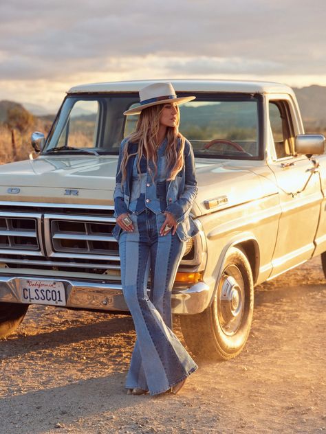 lainey wilson - Google Search Blue Blazer Women, Mini Patchwork, Truck Girl, Lainey Wilson, Cowboy Pictures, Cowgirl Magazine, Cowgirl Fashion, Zach Bryan, Western Girl