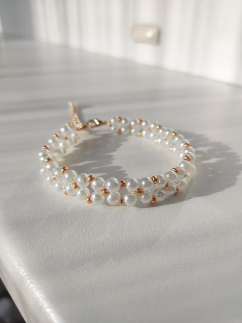 Beads, biser, pearl, bracelet, handmade, bridal design, jewelry, acessories, simple minimalism. White Pearl Bracelet Diy, Pearl Bead Bracelet Ideas, Beads Bracelets Aesthetic, Pearl Bracelet Ideas, Pretty Beaded Jewelry, White Bead Bracelet, Diy Hair Accessories Tutorial, Diy Earrings Materials, Beaded Wedding Jewelry