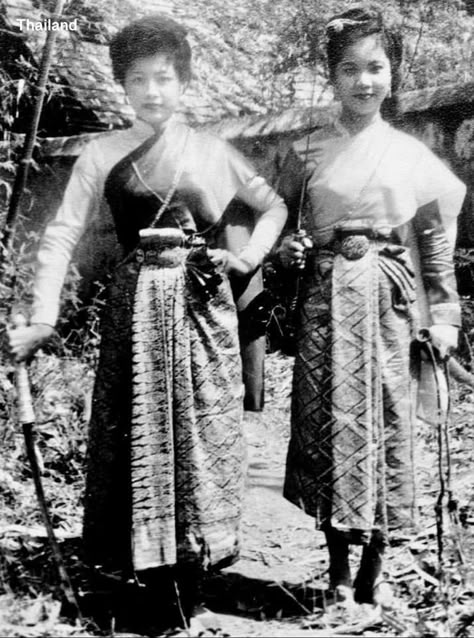 1920s-1950s, Suchira Srisombun and Sawat Langkaphin in Ancient Thai Costumes. Source: Naren Punyapu Thai Women Fashion, Southeast Asia Outfits, Thai Traditional Clothing, Thailand History, Chinese Fancy Dress, Thai National Costume, Traditional Thai Clothing, Ancient Asia, Thai Fashion