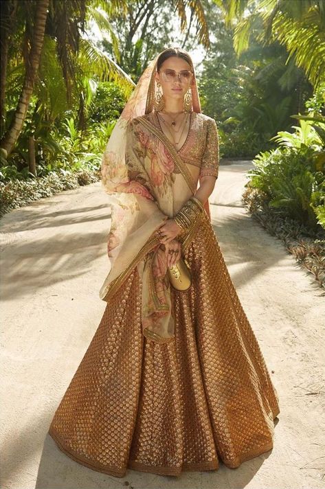 Lehenga Shoot, Sabyasachi Lehenga Bridal, Pakistani Lehenga, Sabyasachi Bridal, Heavy Lehenga, Orange Lehenga, Sabyasachi Mukherjee, Ramp Walk, Sabyasachi Sarees