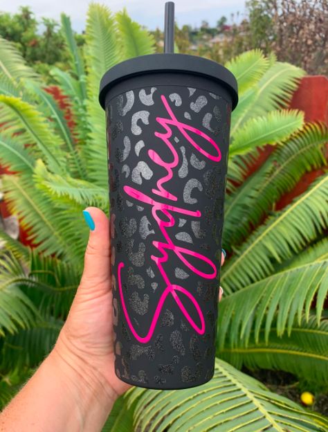 Name Tumbler Ideas, Tumbler Name Designs, Vinyl Ideas For Cups, Glitter Vinyl Projects, Black Cold Cup Design Ideas, Diy Cups Vinyl, Black Tumbler Ideas Vinyl, Vinyl Tumblers Cricut, Cups With Vinyl Tumblers