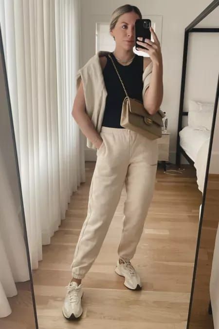 Beige Jogging Pants Outfit, Light Joggers Outfit, Cashmere Joggers Outfit, Beige Sport Outfit, Linen Joggers Outfit Summer, Cream Sweat Pants Outfits, Jogging Pants Outfit Women, Beige Sweats Outfit, Tan Joggers Outfit