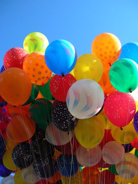 !Qué globos bonitos!  What pretty balloons! Use this simple activity to practice colors in Spanish with the photo of balloons below. For children who do not read in Spanish, you can make the path with crayons or markers so they can see and talk about what color is next. Say the Spanish colors as you follow the path through the balloons. Follow the color paths from the top of the picture to the bottom. Move from one color to the next. The balloons are next to each other. For some of the colors... Background Balloons, Bubbles Balloons, Balloon Background, Balloon Pop, Fun Baby Shower Games, Love Balloon, Bubble Balloons, Colourful Balloons, Wood Rustic