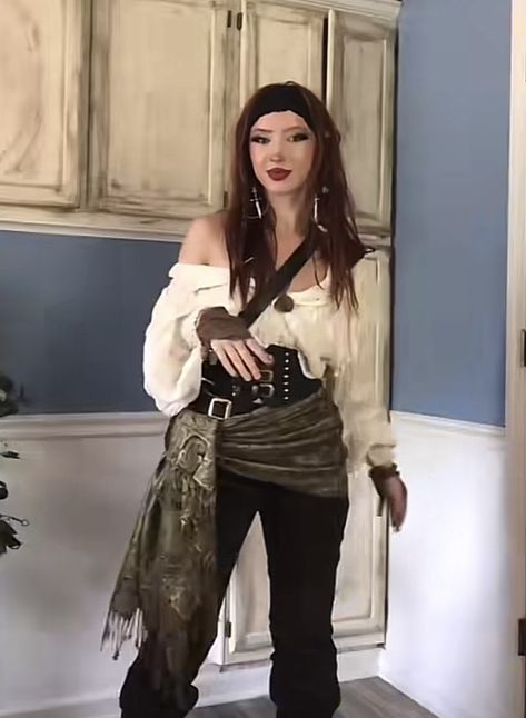 Pirates Clothes Female, Female Pirate Clothes, Pirate Woman Aesthetic Outfit, Piret Outfits, Renfaire Pirate Outfit, Pirate Skirt Diy, Female Pirate Captain Outfit, Cool Pirate Costume, Ren Fest Pirate Costumes Women