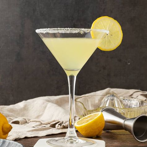 Limoncello Martini, Lemon Drop Recipe, Limoncello Cocktails, Limoncello Recipe, Homemade Limoncello, Lemon Cocktail, Lemon Drop Martini, Martini Recipe, Mixed Drinks Recipes