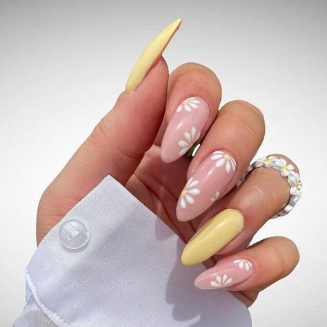 Yellow Nails Design, Yellow Nail, Pastel Nails Designs, Short Gel Nails, Daisy Nails, Nails Only, Trendy Nail Art, Easter Nails, Pastel Nails