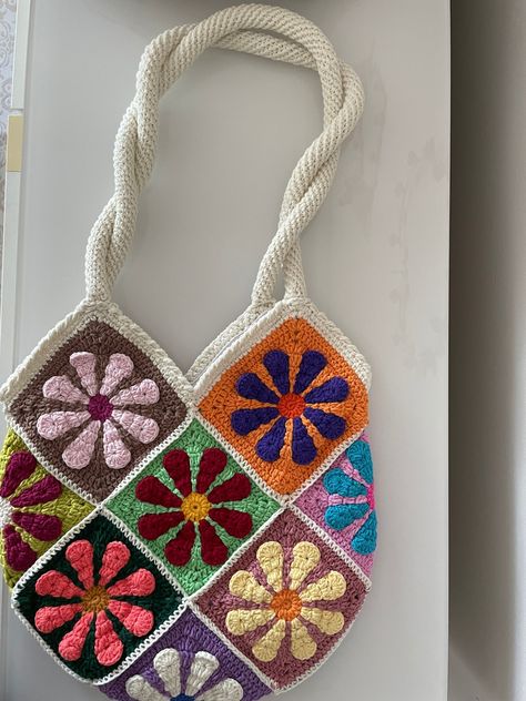 Crochet Daisy Bag Pattern, Granny Square Flower Bag, Crochet Daisy Bag, Whoopsie Daisy, Crochet Pins, Daisy Bags, Granny Square Bag, Crochet Daisy, Knitted Flowers