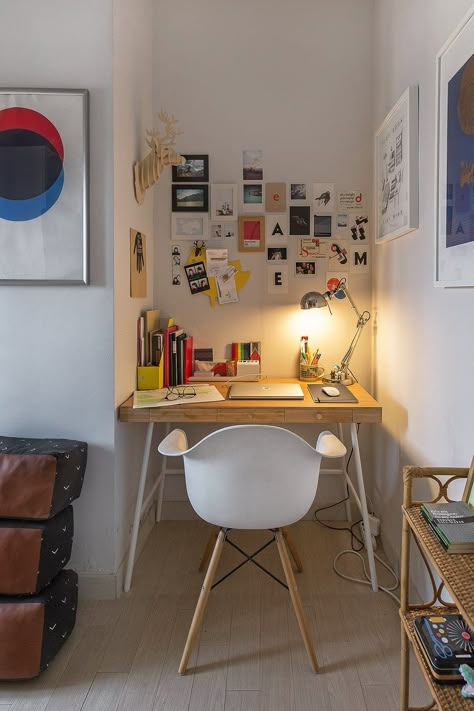 The Eva's office space. Cute Aesthetic Room Decor Ideas, Idea Decoration Bedroom, Small Desks For Small Bedrooms, Small Study Space Ideas, Room Small Decor, Small Rooms Decor, Art Table Ideas, Small Room Decor Bedroom, Designer Room Ideas