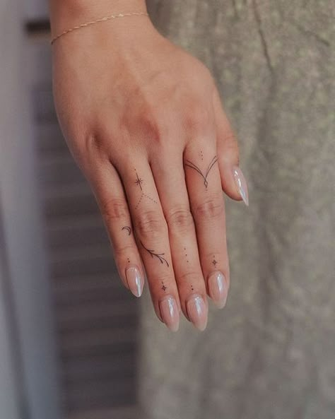 Simple Hand Tattoos, Circular Tattoo, Thumb Tattoos, Cute Finger Tattoos, Tattoos Instagram, Small Girly Tattoos, Small Finger Tattoos, Finger Tattoo For Women, Cross Tattoos For Women