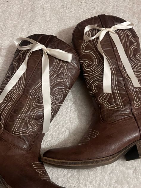 Brown Cowgirl Aesthetic, Cowboy Boots Aesthetic, Cowgirl Shoes, Mode Indie, Cute Cowgirl Boots, Chestnut Springs, Botas Western, Cowboy Romance, Looks Country