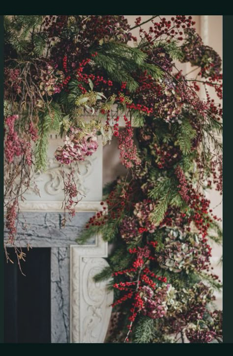 Decoration Vitrine, Bohemian Christmas, Flower Installation, Christmas Mantel Decorations, Christmas Interiors, Christmas Mantel, Christmas Mantle, Natural Christmas, Christmas Arrangements