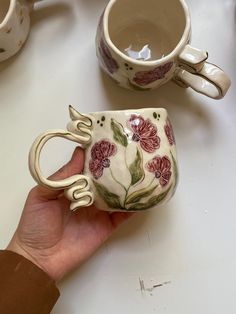 Flower Ceramics, Pretty Mugs, Floral Mug, Mug Handmade, Pottery Crafts, Pottery Cups, Ceramics Pottery Art, Ceramic Gifts, Ceramics Ideas Pottery