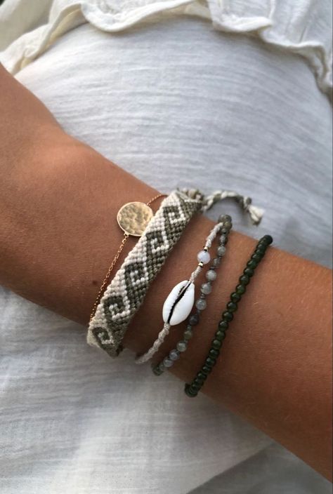 Greek Waves Friendship Bracelet, Friendship Bracelet Summer, Obx Friendship Bracelets Ideas, Earth Tone Friendship Bracelet, Greek Friendship Bracelet, How To Make A Greek Wave Bracelet, String Bracelets Aesthetic, Silver Beachy Jewellery, Gold Friendship Bracelets