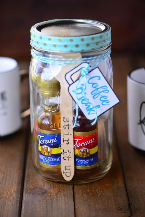 Mason Jar Gift Ideas, Jar Gift Ideas, Creative Mother's Day Gifts, Mason Jar Gift, Coffee Gift Basket, Diy Gifts For Mom, Christmas Gifts For Coworkers, Christmas Mason Jars, Mason Jar Gifts