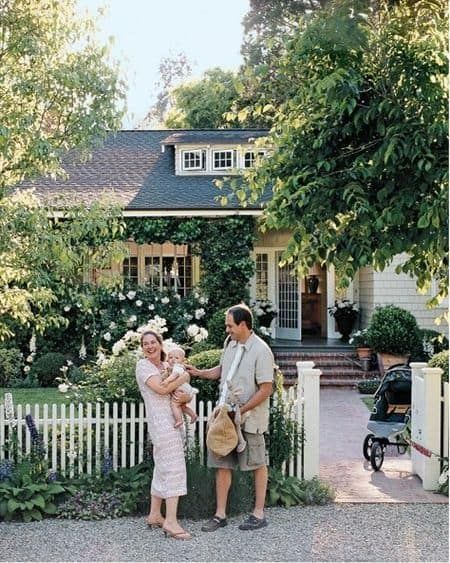 Cottage Exterior, Front Yard Fence, White Picket Fence, Entrance Porch, Picket Fence, Cottage Living, Garden Fence, Cozy Cottage, Cottage Homes