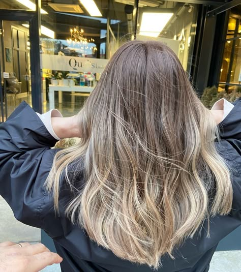 Blonde To Dimensional Brunette, Ombré Brown To Blonde Hair, Blonde Balayage Side Part, Blonde Ends On Brown Hair Ombre, Dark Root Blonde Highlights, 2024 Ombre Hair, Beige Ombre Hair, Brush Light Hair, Bruslight Hair