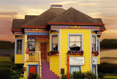 When+you+want+to+go+bold+with+your+exterior+paint+colors,+keep+these+pointers+in+mind. Daycare Exterior, Outdoor Paint Ideas, Best Exterior Paint Colors, Exterior House Paint Ideas, Exterior Paint Color Combinations, Home Exterior Paint, Exterior Paint Colours, Yellow Exterior, Cottage Colors