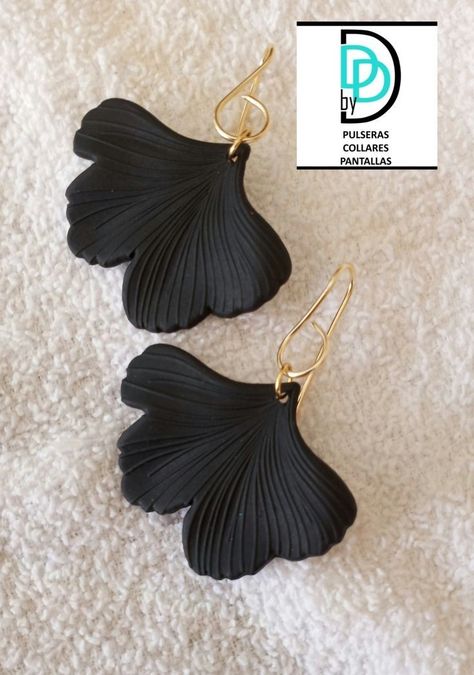 Ginko Leaf Polymer Clay Earrings, Ginkgo Leaf Polymer Clay, Polymer Leaf Earrings, Modeling Clay Jewelry, Modeling Clay Earrings, Handmade Clay Earrings Ideas, Polyclay Earrings, Black Polymer Clay Earrings, Polymer Clay Flower Jewelry