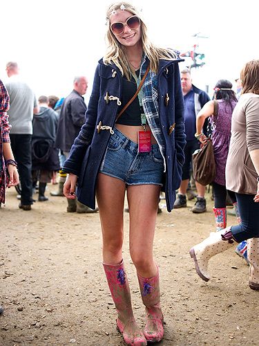 Gumboots? Check. Denim Shorts? Check. Floral Headband? Check. Wellies Festival Outfit, Summer Festival Leather Boots, Vintage Fitted Festival Boots, Pre-shrunk T-shirt For Summer Music Festival, Festival Wellies, Festival Fashion Outfit, Summer Festival Fashion, Camping Outfits For Women, Festival Must Haves