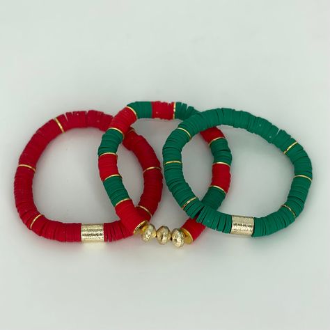 Christmas Heishi Bead Bracelets, Christmas Bead Bracelets, Christmas Clay Bead Bracelet Ideas, Christmas Friendship Bracelets, Christmas Clay Bead Bracelets, Christmas Bracelet Ideas, Perle Plate, Make Clay Beads, Christmas Jewelry Diy