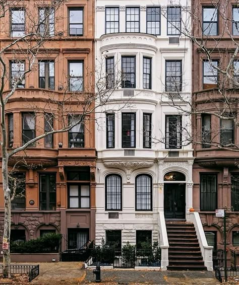 Chicago Brownstone, English Townhouse, Brownstone Interiors, Nyc Brownstone, Mod Aesthetic, Brownstone Homes, New York Brownstone, Bloxburg City, New York Townhouse