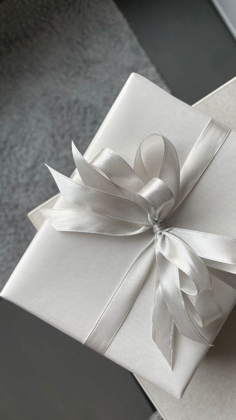 Silver Christmas Wrapping Ideas, Silver Wrapping Paper Ideas, Christmas Wrapping Paper Aesthetic, Christmas Present Wrap, Pretty Gift Wrapping Ideas, Elegant Gift Wrapping, Christmas 2025, Christmas Wrap, White Wrapping Paper