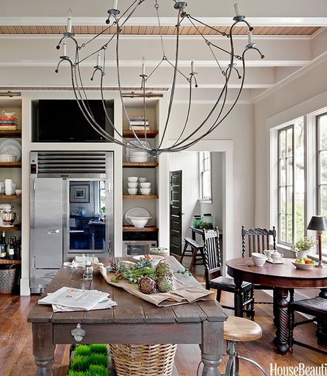 Décor de Provence: An Eclectic Kitchen... French Country Kitchen Designs, House Beautiful Magazine, Country Kitchen Designs, Eclectic Kitchen, Cottage Kitchens, French Country Kitchen, French Kitchen, House Design Kitchen, Dream Kitchens