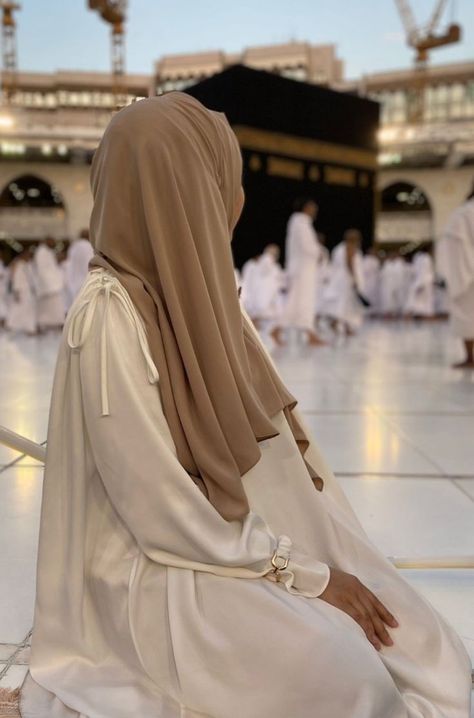 Girls Abaya Dp, Prayer Muslim Girl, Namaz Dp, Namaz Photography, Namaz Aesthetic, Namaz Pic, Muslim Photos, Muslimah Photography, Stile Hijab