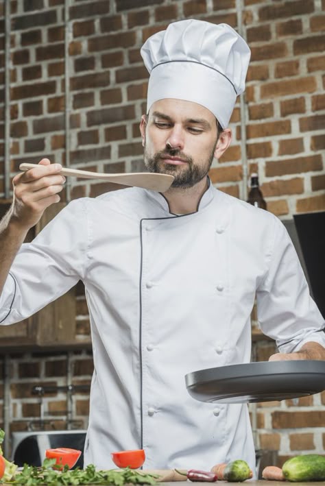 Portrait of male chef standing in kitchen tasting food Free Photo Chef Dress, Chef Pictures, Food Photography Background, Chef Styles, Cooking Photography, Man Cooking, Career Outfits, Chef Clothes, Female Chef