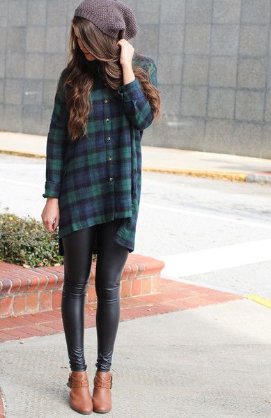 Flannel Top Outfit, Big Flannel Outfit, Trendy Beanies, Green Flannel Outfit, Flannel And Leggings, Green Flannel Shirt, Plaid Shirt Outfits, Estilo Hipster, Flannel Outfits