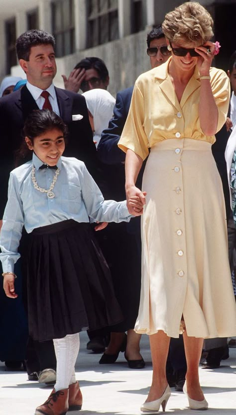 Princess Diana holiday outfits: in a yellow button through blouse and cream skirt in Egypt Looks Kate Middleton, Princess Diana Fashion, Princess Diana Pictures, Princes Diana, Diana Fashion, Cream Skirt, Diana Princess, Lady Diana Spencer, Vogue Uk